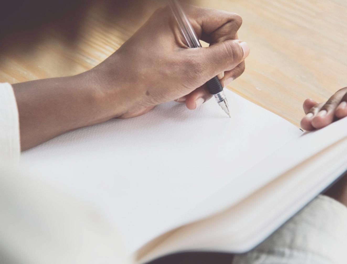 Estudiante trabajando en presupuesto personal
